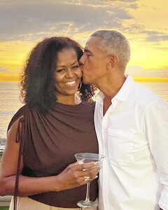 «Мой лучший друг»: Барак Обама отметил день рождение жены фотографией на закате